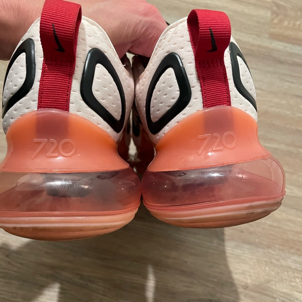 Women’s size 8 Nikes 270